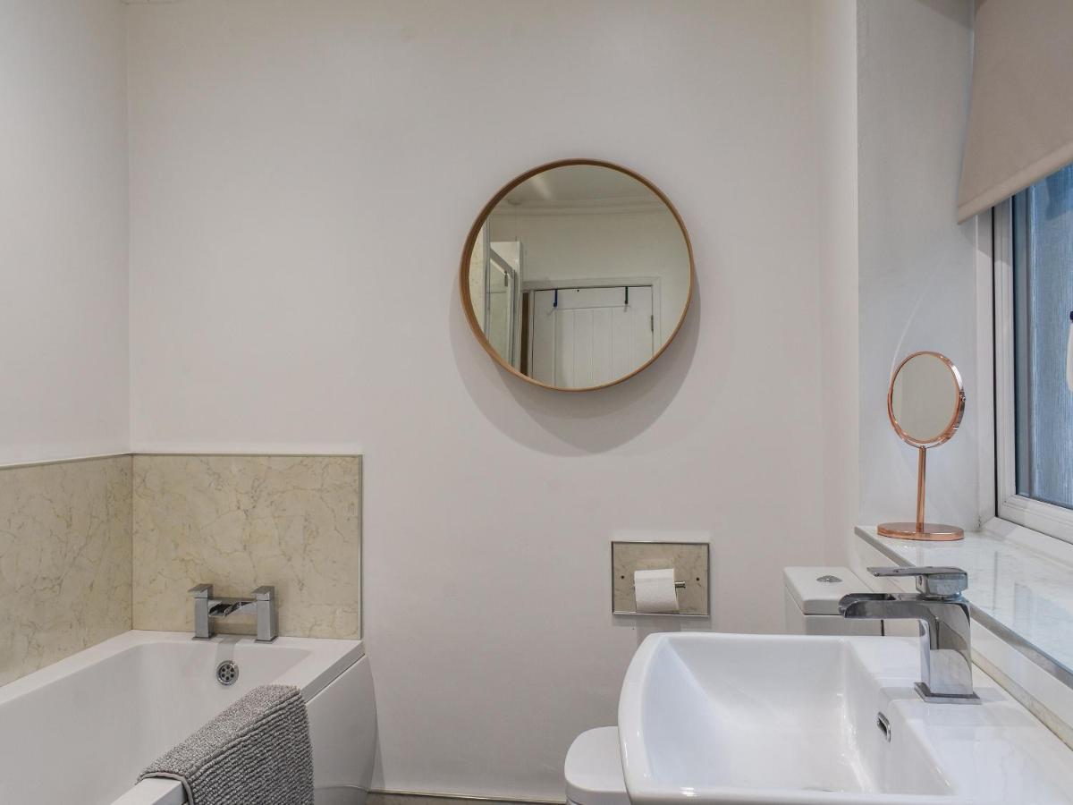 Sunset House Villa Уитби Екстериор снимка